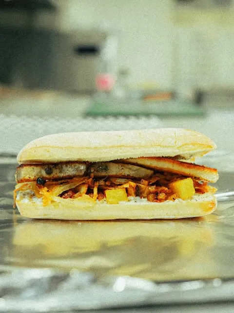 Panino farcito appoggiato sul banco in acciaio